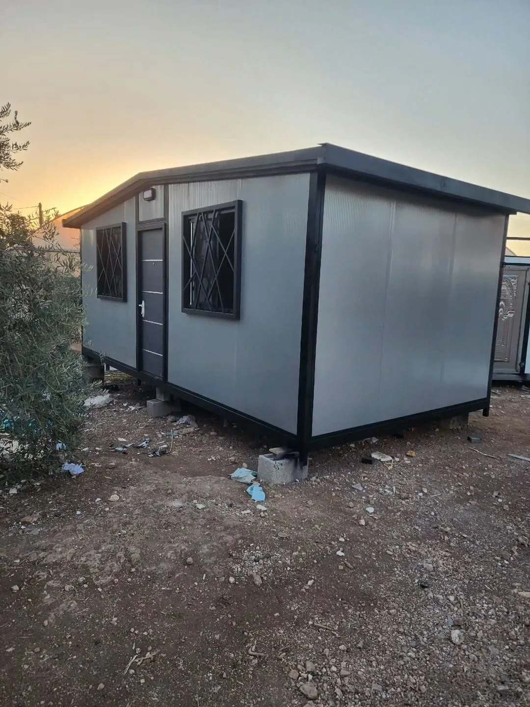 واجهة كرفان رمادية وقت الغروب